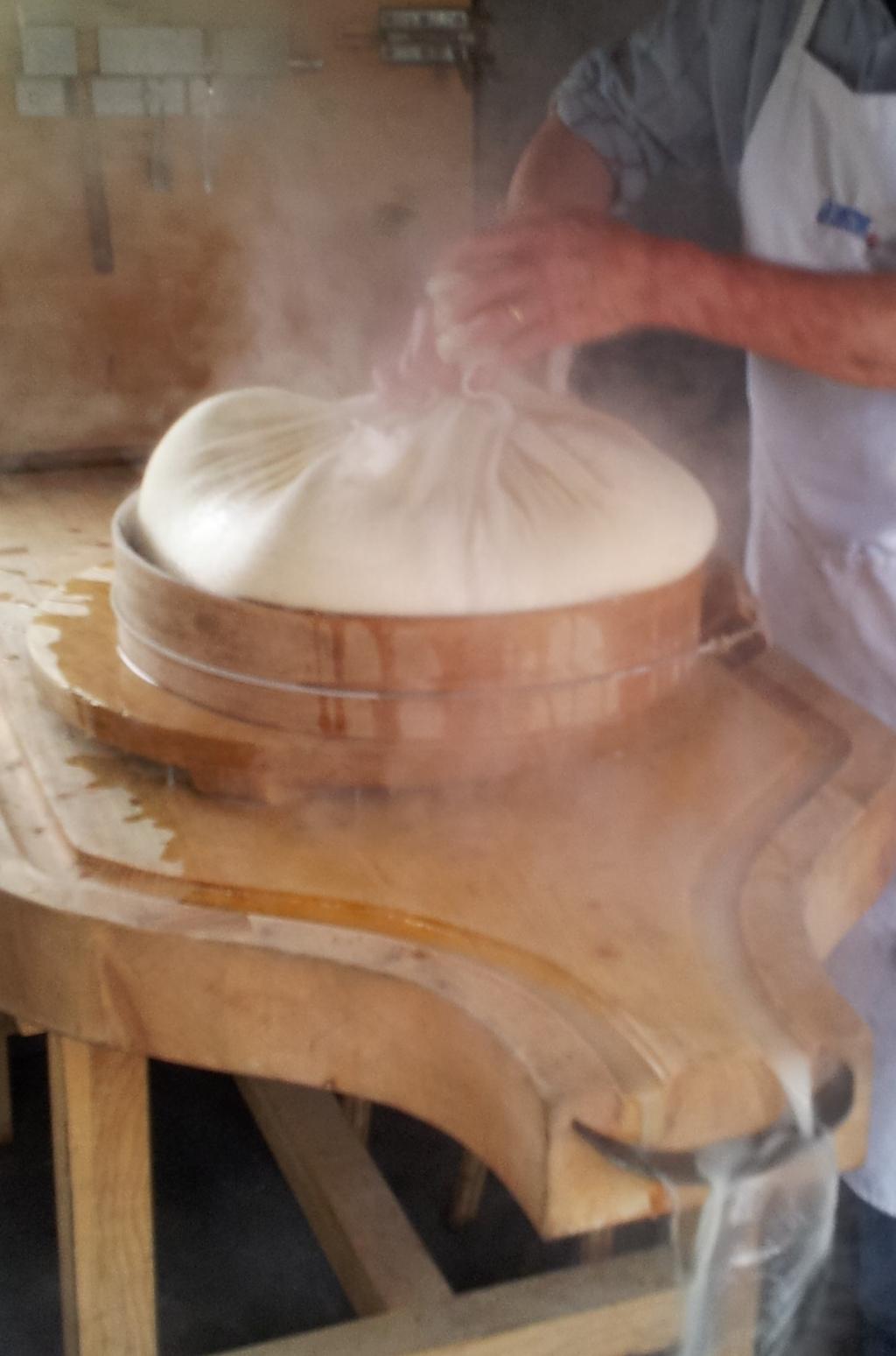 Fabrication de Gruyère AOP au feu de bois à La Maison du Gruyère