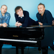 Alain Souchon accompagné par Ours et Pierre Souchon